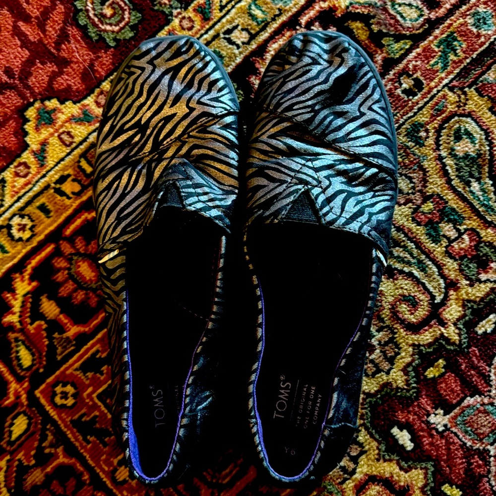 Tom’s Y6 shoes